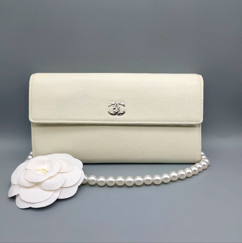 🌸CHANEL Authentic Flap White Wallet/Clutch🌸